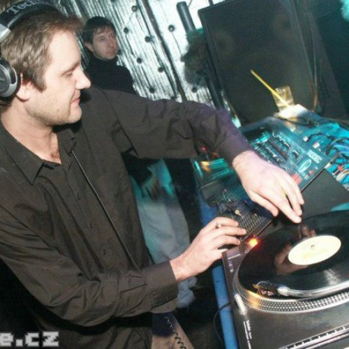 
                                            img-DJ Loutka-156
                    