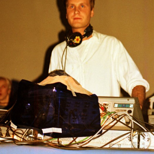 
                                            img-DJ Loutka-2
                    