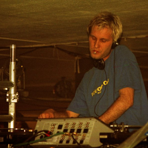 
                                            img-DJ Loutka-3
                    